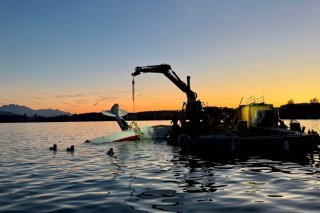 Le petit hydravion qui s'est écrasé vendredi dans le lac de Zoug a été retrouvé. Une femme de 60 ans a perdu la vie dans cet accident. Zuger Strafverfolgungsbehörden